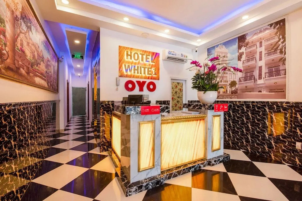 OYO 471 White 1 Hotel