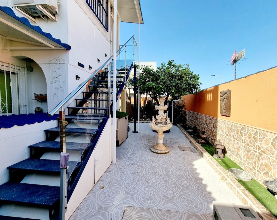 Charming Upper Bungalow With Terrace and Communal Pool in Torrevieja