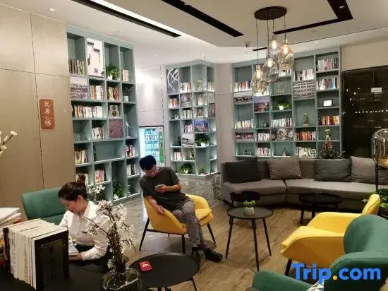 Qu Hotel (Wuhan Guanggu Plaza Yangjiawan Subway Station)