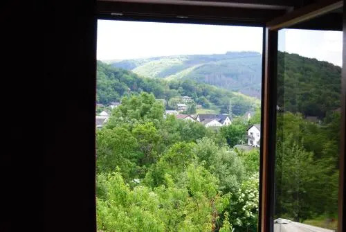 Hinter den Spiegeln