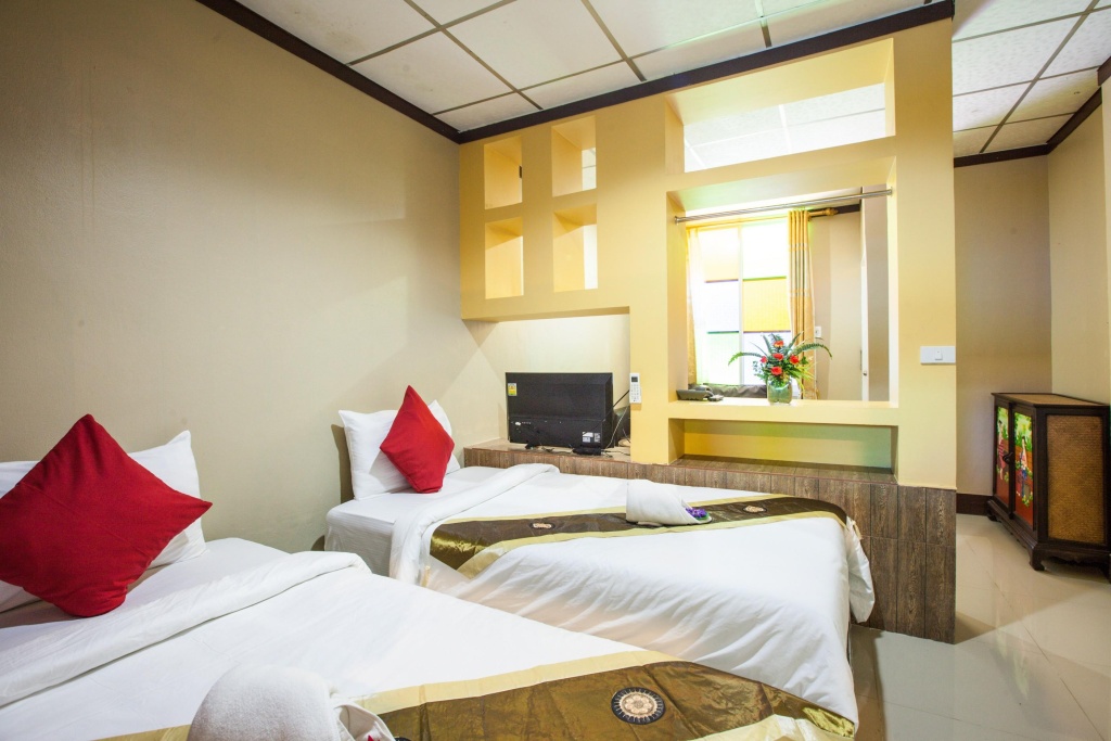The Train Resort - Your Relaxing Resort with Large Pool & Jacuzzi