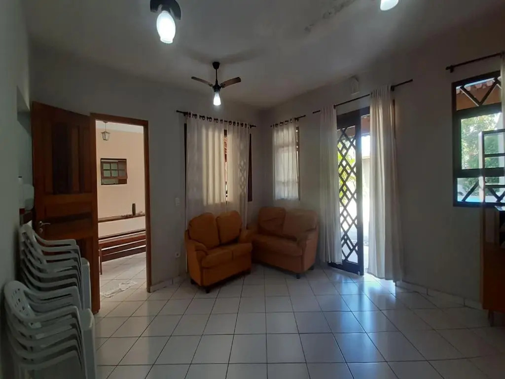 Casa incrível para locação em Bertioga com piscina a 80 metros da praia!