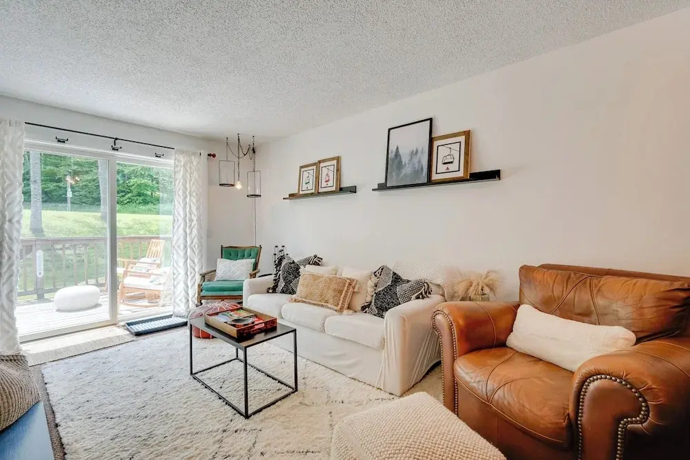 Ski-in/ski-out Magic Mountain Condo w/ Deck!