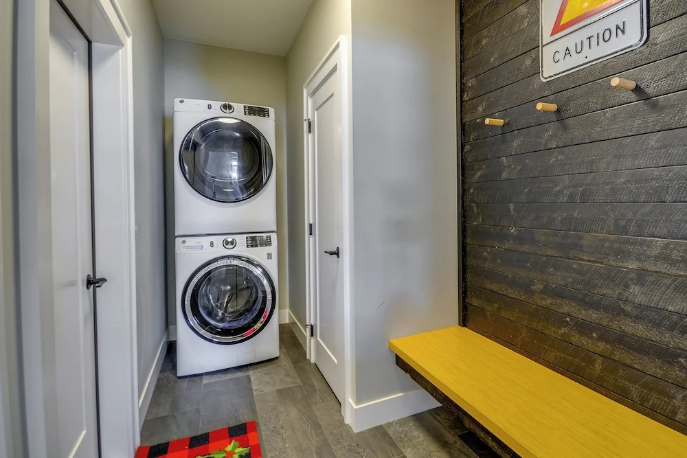 Stylish Montana Vacation Rental w/ Private Hot Tub