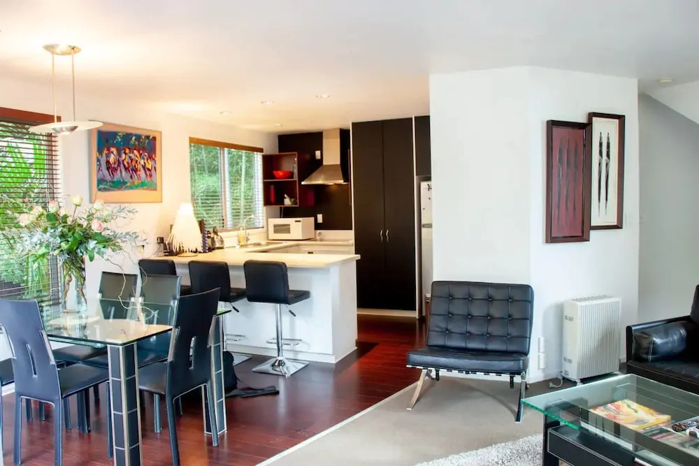 Bright 2 Bedroom Townhouse in Central Parnell