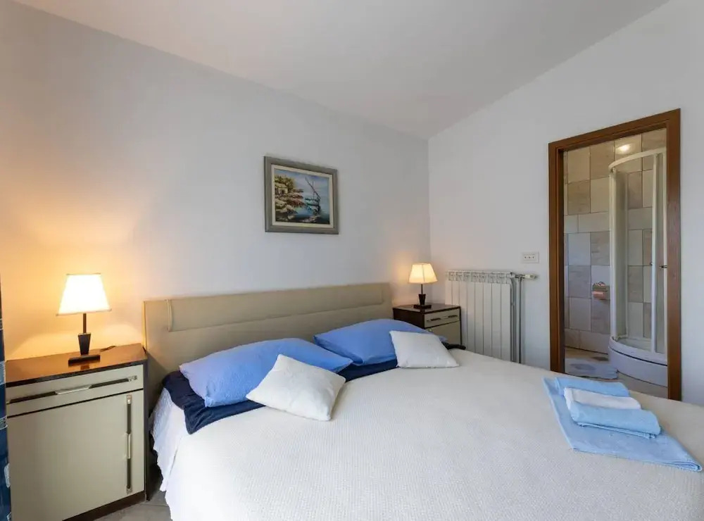 Bright and Spacious Apartment With Terrace in Kastel Stafilic