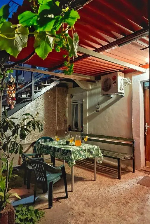 1-bedroom apartment with 3 beds + private parking