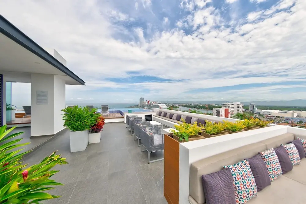 Spectacular Beach And Mountain View Condo - 5 Min From The Beach