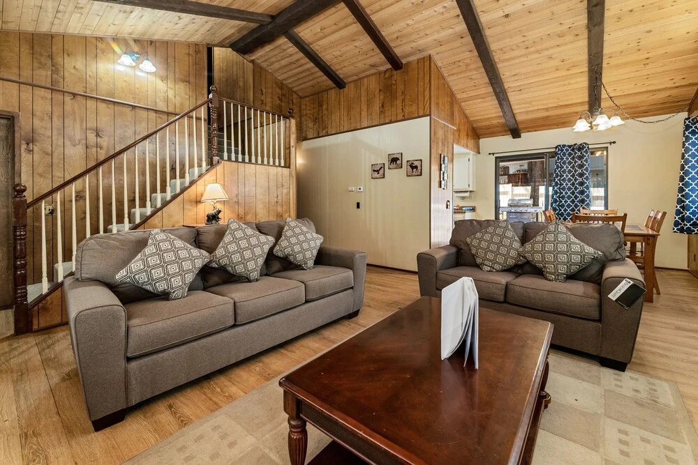 Bear Woods Retreat - High Ceiling's & Wood Finishes. Play Pool With Your Family And Friends! 3 Bedroom Home