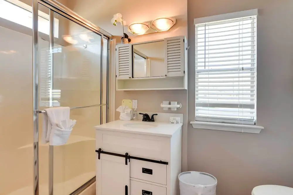 Walk to Ocean! Family & Pet-friendly Galveston Gem