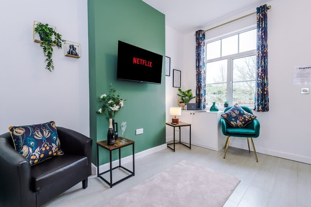 Stunning 3-bed House Amazing Location Sleeps 5