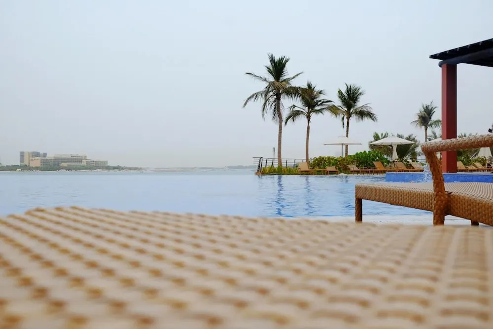 Palm Jumeirah Luxury w Private Beach Atlantis View