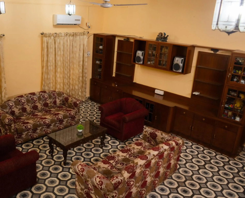 3 bedroom holiday home with free parking & Wi-Fi