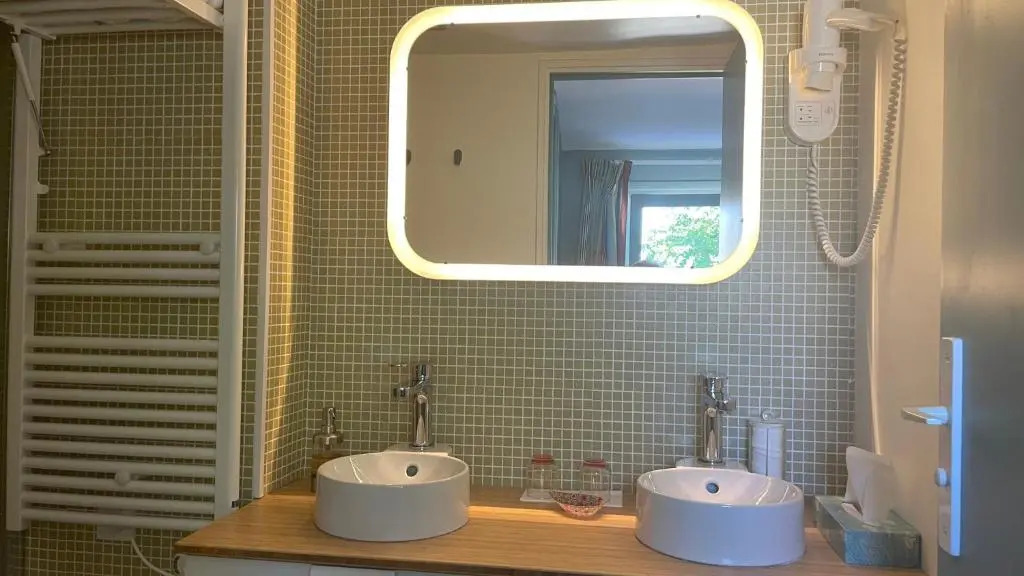 Au cœur du vieux Toulon au calme appartement rénové climatisé confortable étage élevé avec ascenseur proche parking et toutes commodités