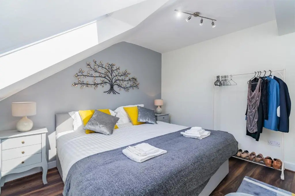 Beautiful Flat Town Centre 55 inch Smart TV + Netflix