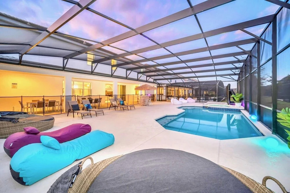 15br Mansion w Private Pool BBQ and Netflix
