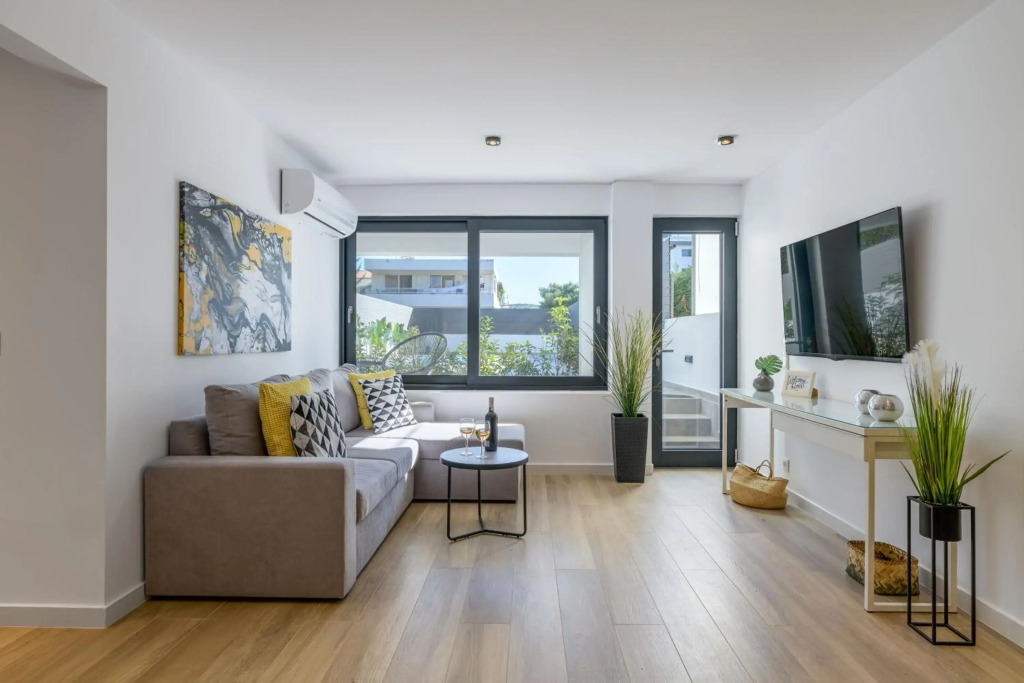 Stylish Voula Apartment with pool close to Kavouri Beach