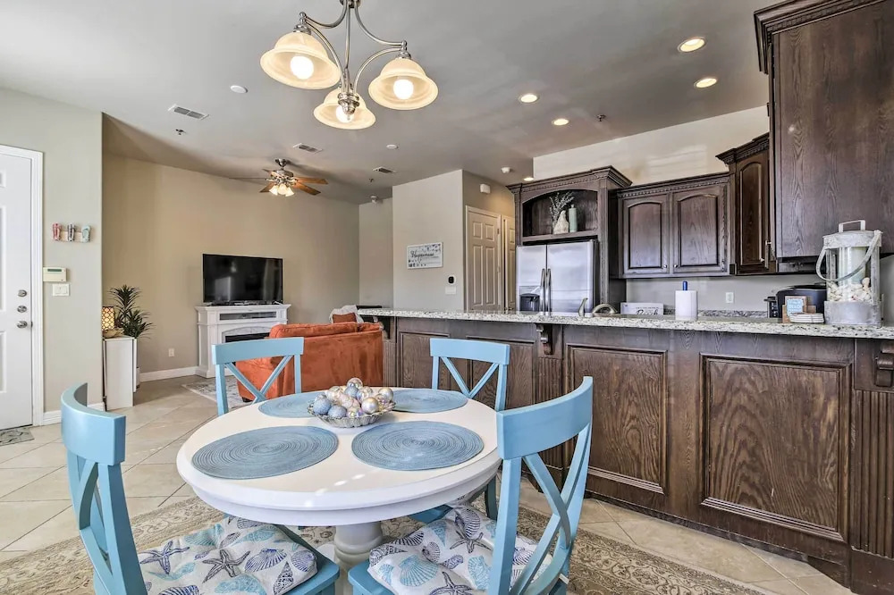 Texas Condo w/ Outdoor Pools - Walk to Beach!