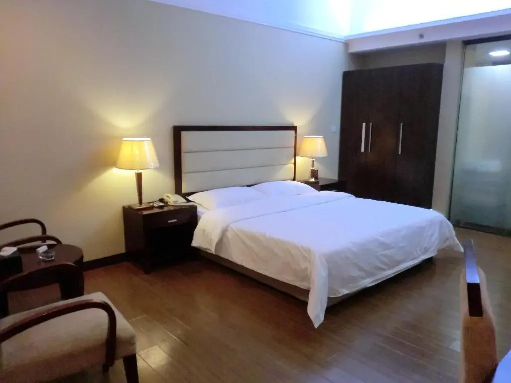 Yinfeng Hotel Guangzhou North Station Branch, Huacheng Road Subway Station Branch
