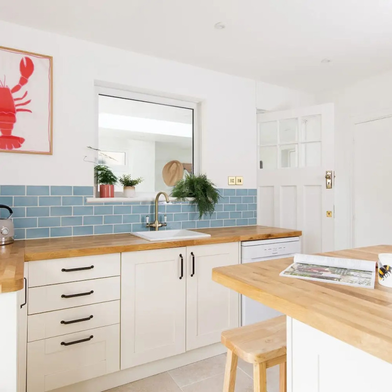 Newly Renovated Cottage 150m from Waterfront