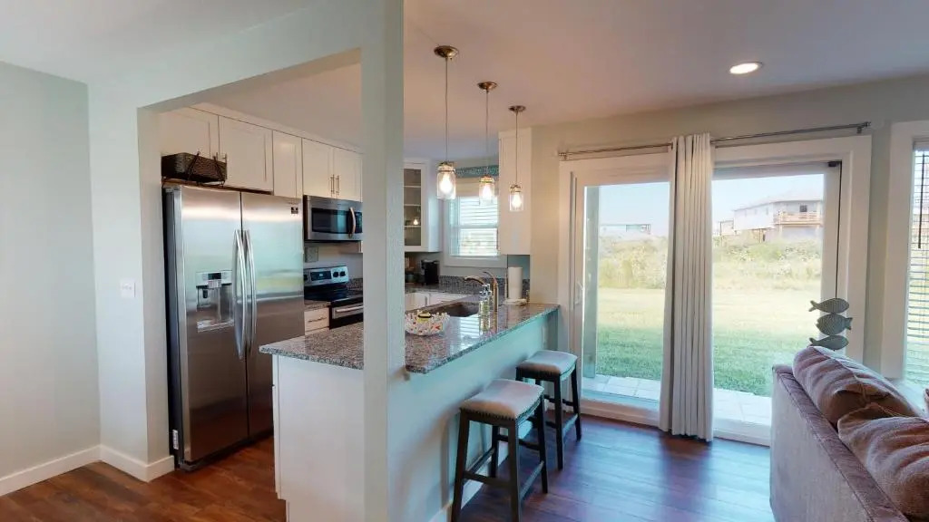 AH-D115 Newly Remodeled First Floor Condo, Shared Community Pool & Hot Tub
