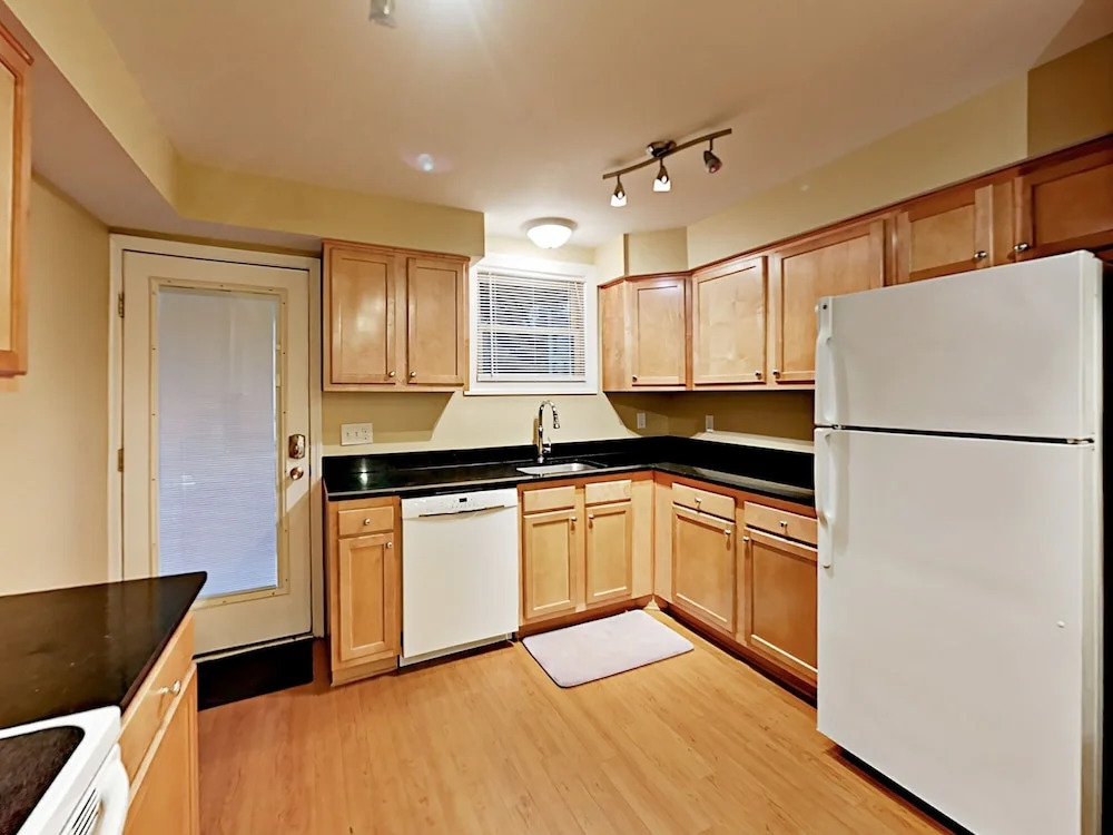 New Listing! 2 Amazing Units, Walk To Forsyth Park 4 Bedroom Duplex