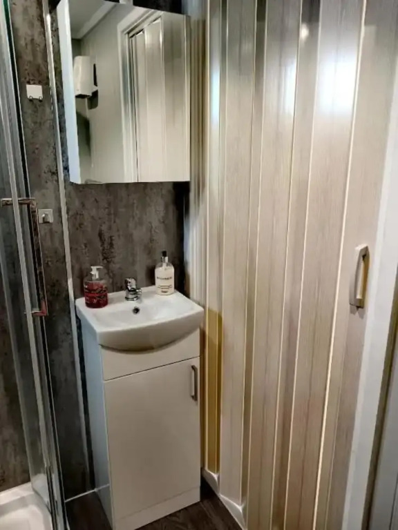 2-bedroom Guesthouse in Derby City, Parking, Wi-fi