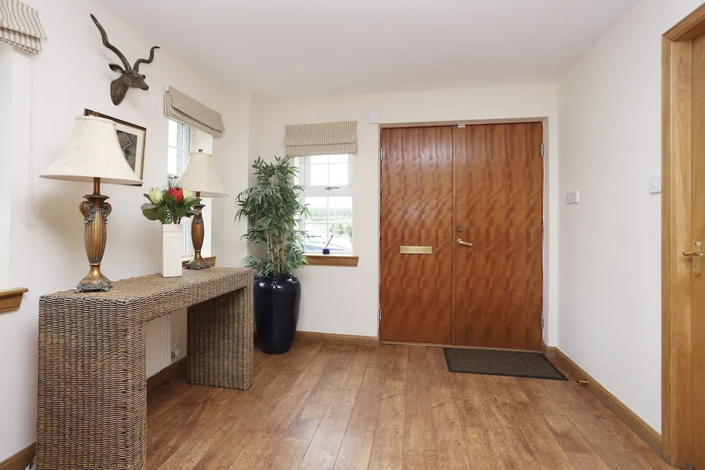 JOIVY Greenknowes Farmhouse Retreat 7 Bed With Hot Tub And Bar