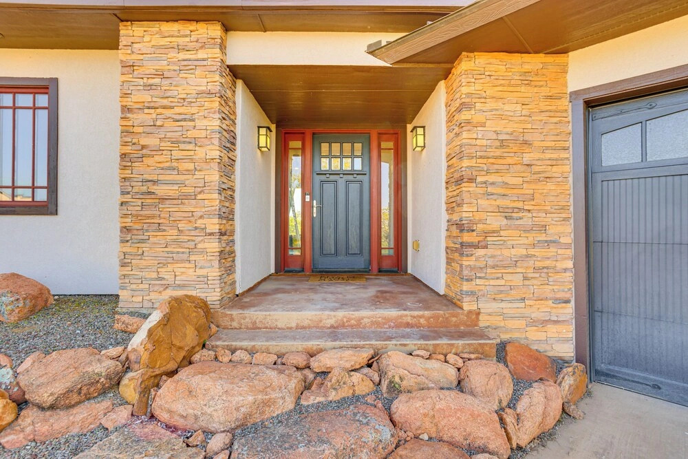 Lake Lawtonka View: Mountaintop Medicine Park Home