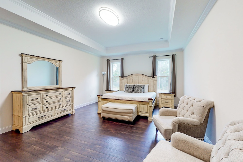 Dog-friendly Home With Tesla EV Charger, Yard, Patio, Grill, AC, & W/D