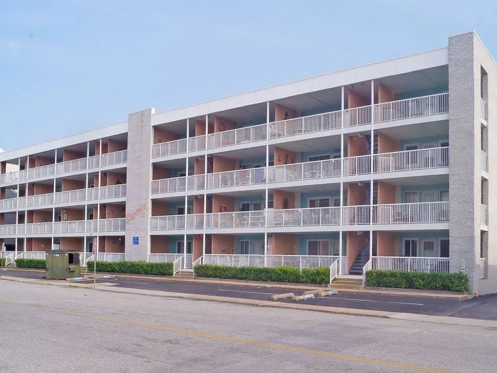Severn I 208 3 Br condo by RedAwning