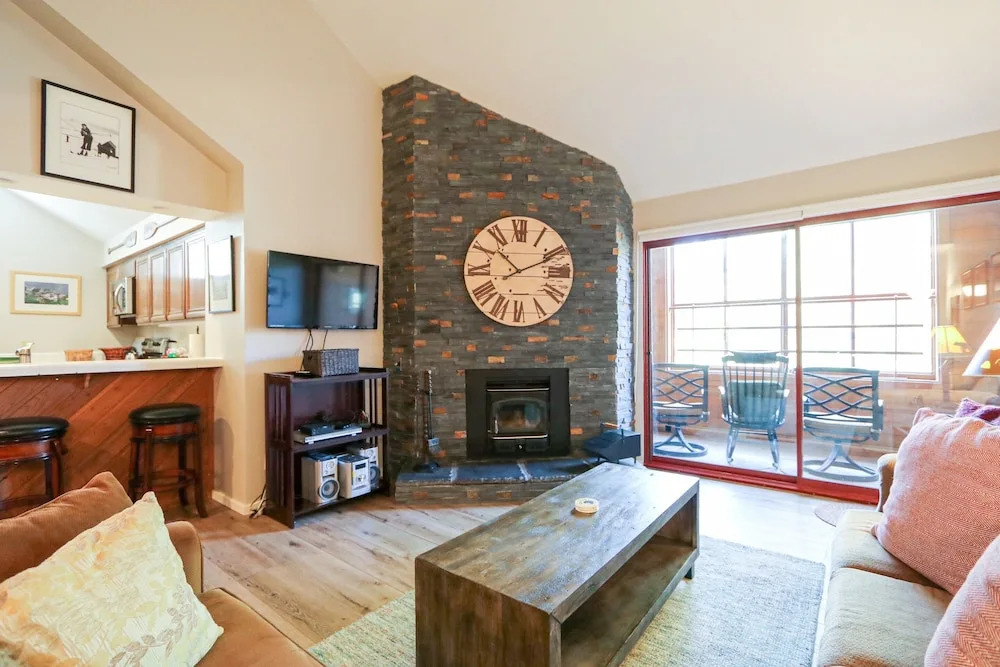 Aspen Creek #306 1 Bedroom Condo by RedAwning