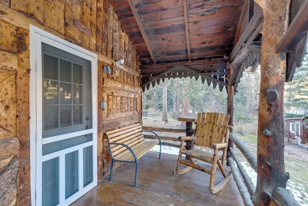 Rustic Log Cabin w/ Studio ~ 5 Mi to Pikes Peak