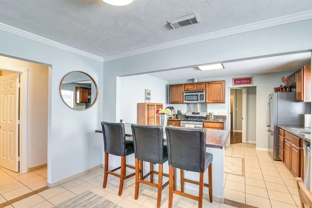 Convenient Galveston Home < 1 Mi to Beach!
