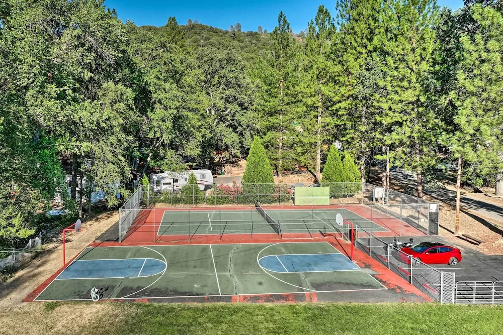 Game Room & Patio: Picturesque Home in Sonora