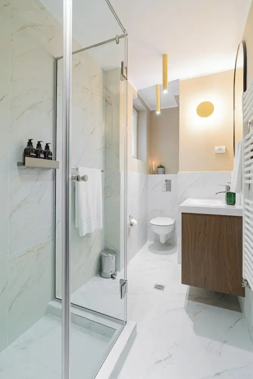 Designer 2-Bedroom Flat with Balcony & Full Amenities Steps from Piata Universitatii