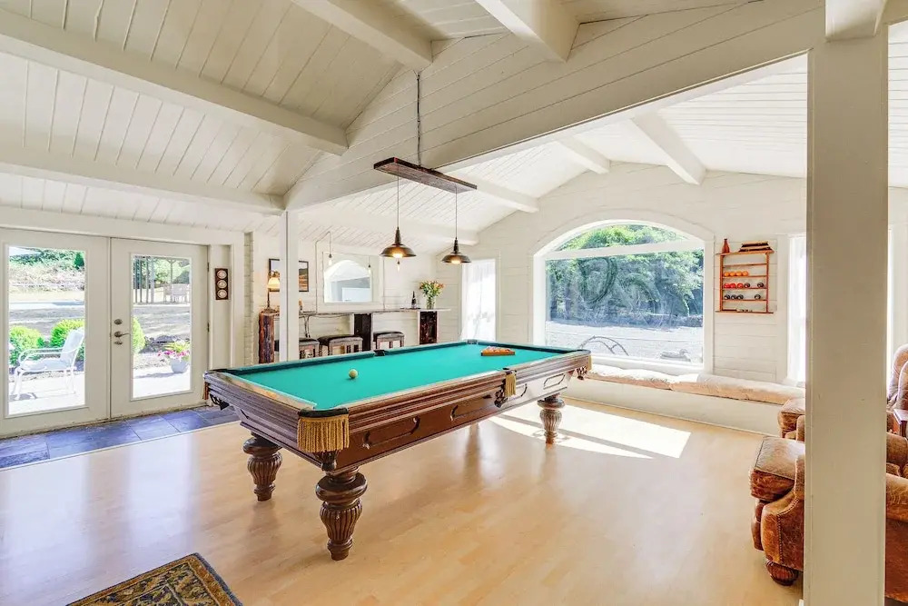 Bayfront PNW Lodge: Dock, Pickleball & Guest House