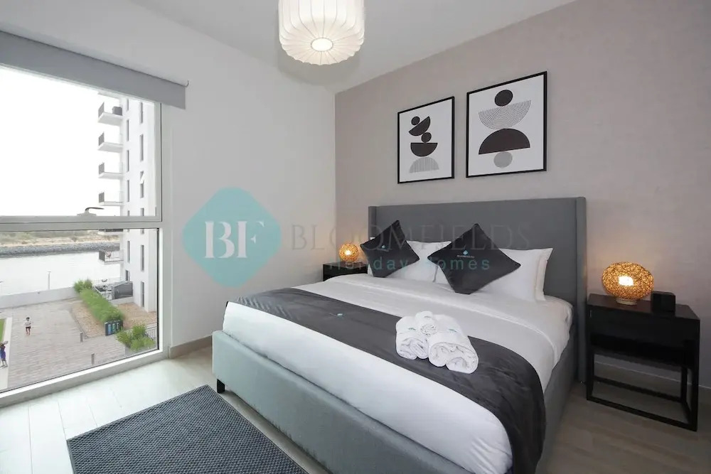 Bloomfields 1BR Canal View in Water Edge