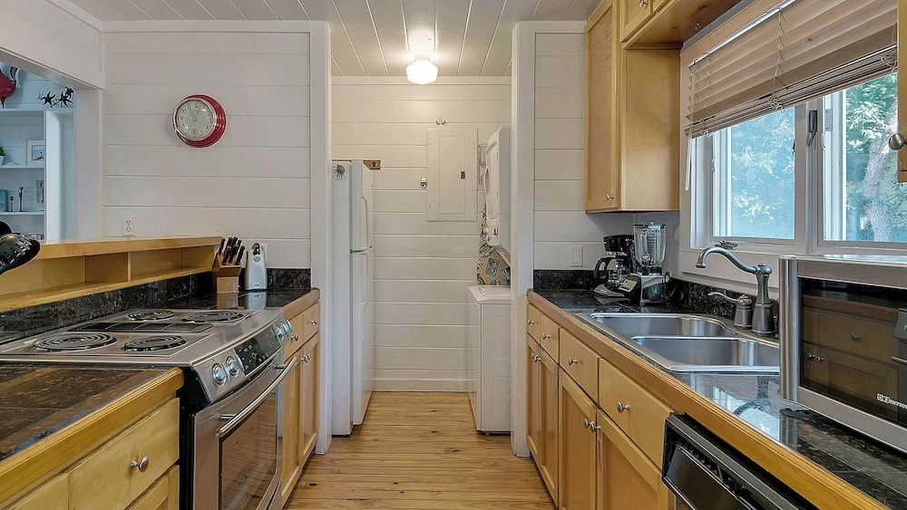 Beautiful Original Seaside Cottage + Swim & Tennis Club: Sleeps 6