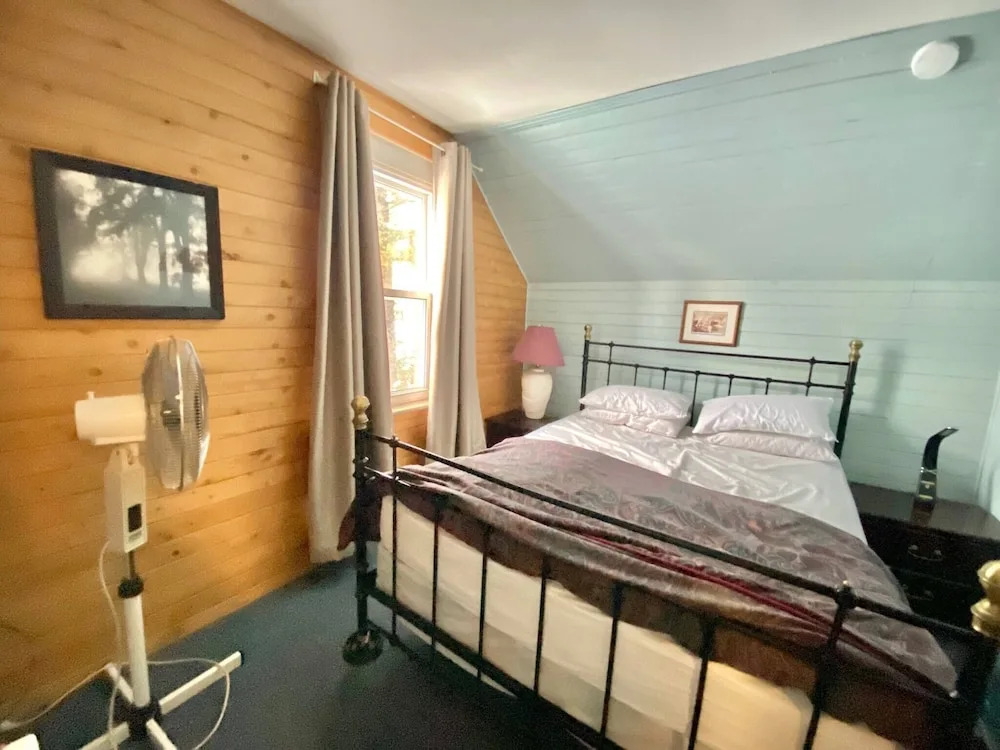 4 Bedroom Cottage on Manitoulin Island Next to Sand Beaches