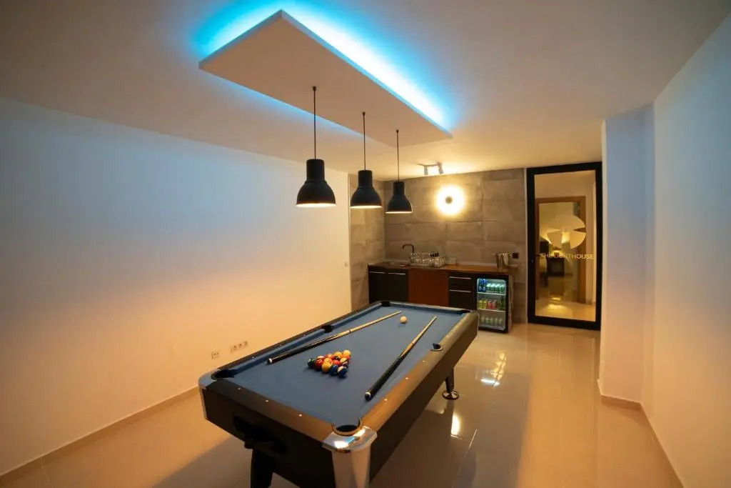 6 Bedroom Luxury Villa 300m from the water front