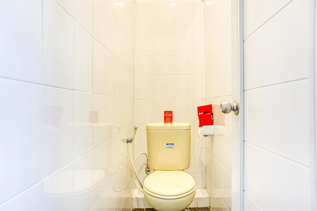 RedDoorz Hostel near Tugu Train Station