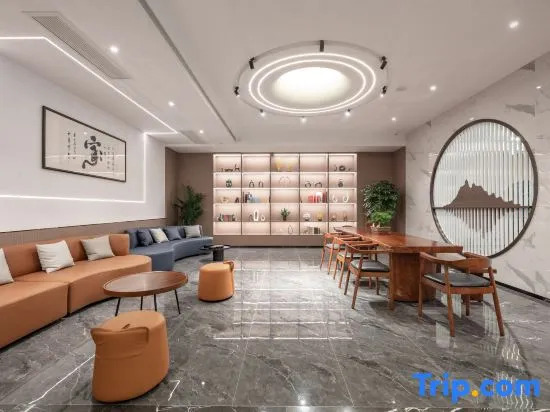 World Hotel (Jinan Jing Shi East Road Rong Chuang Cultural and Tourism City)
