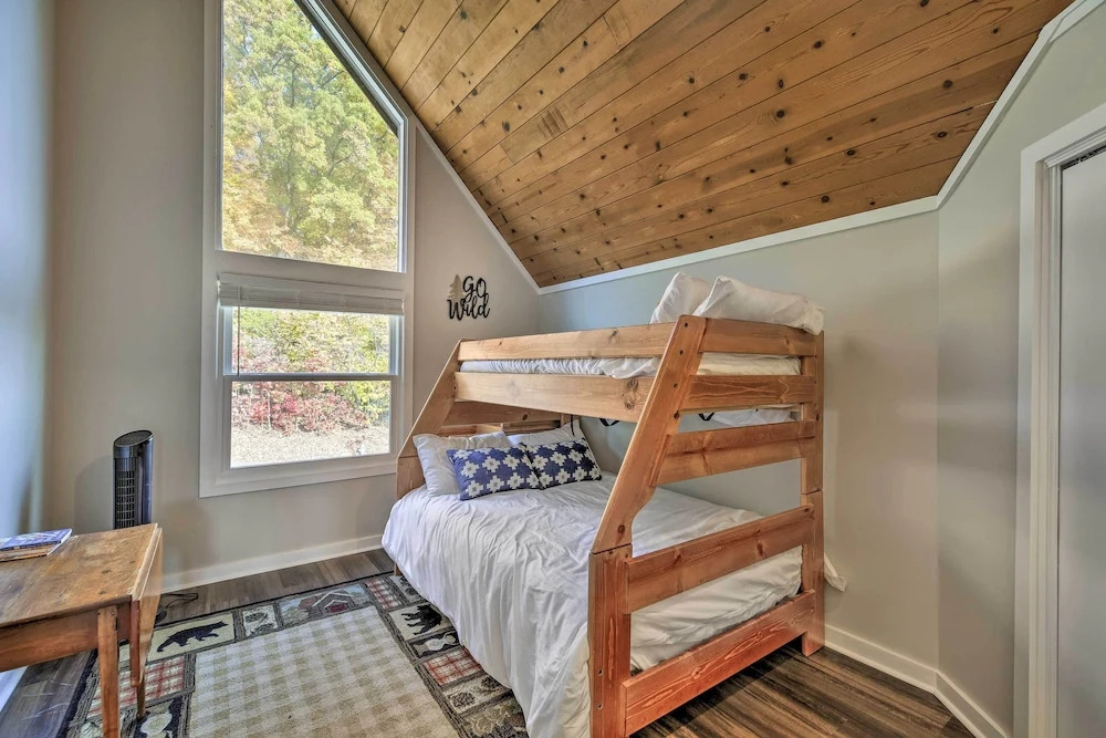 Deck & Mtn Views: 'fain Chalet' in Kingsport