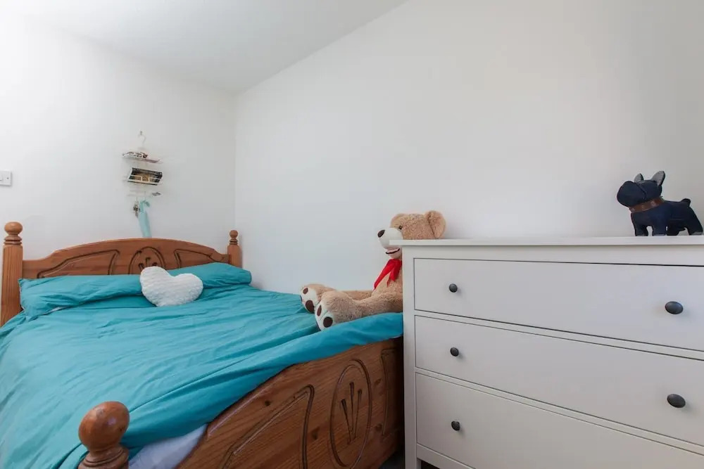 Ideal Fringe Base: Great Value + Free Parking!