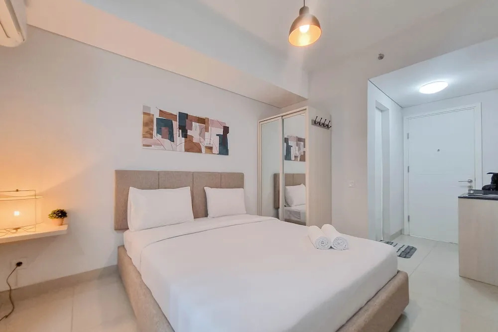 Modern Look and Comfortable Studio Barsa City Apartment By Travelio