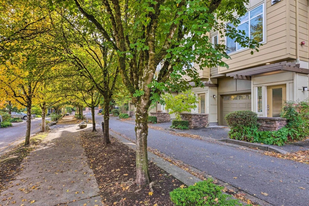 Walk to Local Shops & Eats! Quaint Issaquah Home