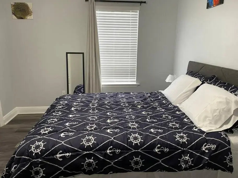 Cheerful 3-bedrooms with free parking on premises