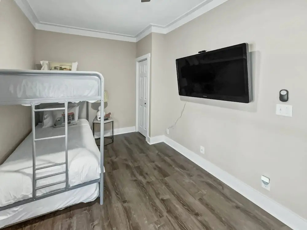 Pinewood Cottage 2 Bedroom Home by RedAwning