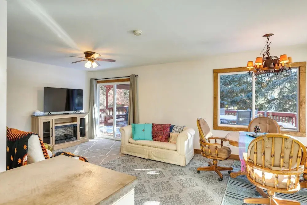 7 Mi to Downtown Denver: Lakewood Gem w/ Deck!